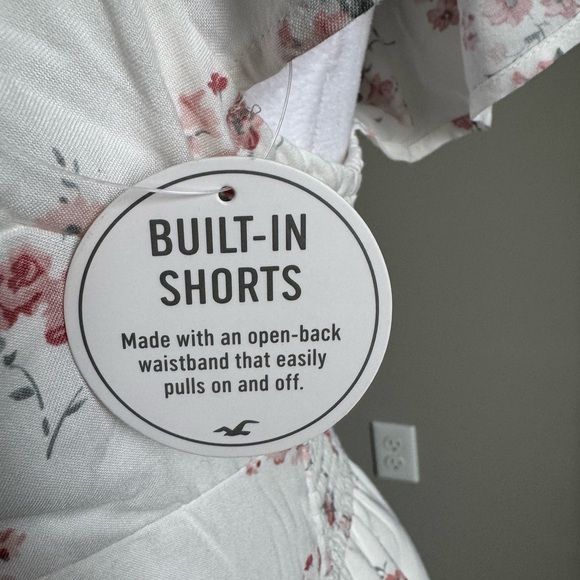 Hollister Floral Mini Dress with Shorts and Pockets NWT - Picture 4 of 9